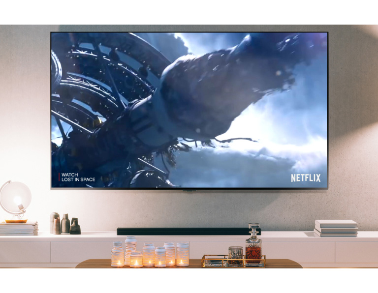 Un écran de télévision montrant un clip de Lost in Space S2 sur Netflix (lire la vidéo).